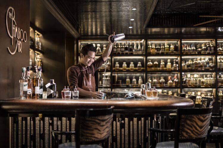 Bartender mikser drinker på Mandarin Oriental Bangkok