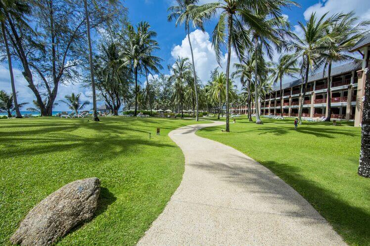 Katathani Phuket Beach Resort har fine grønne områder rundt hotellet